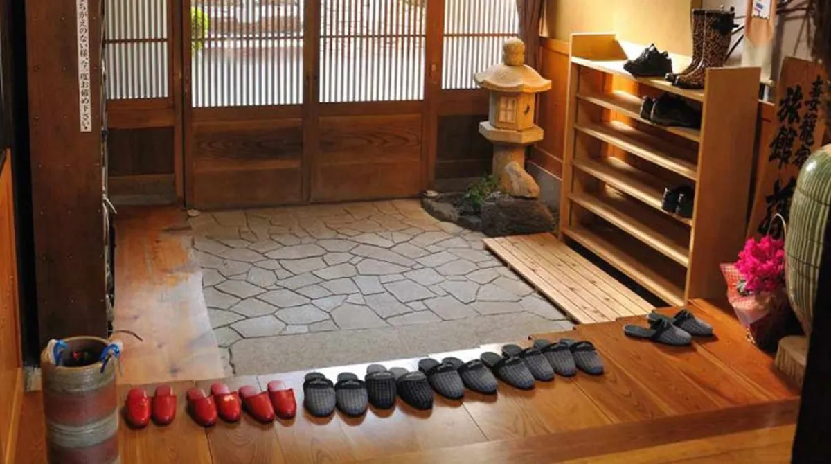 Por que Você Deve Tirar os Sapatos Antes de Entrar em Casa? Uma Perspectiva Cultural e Higiênica.