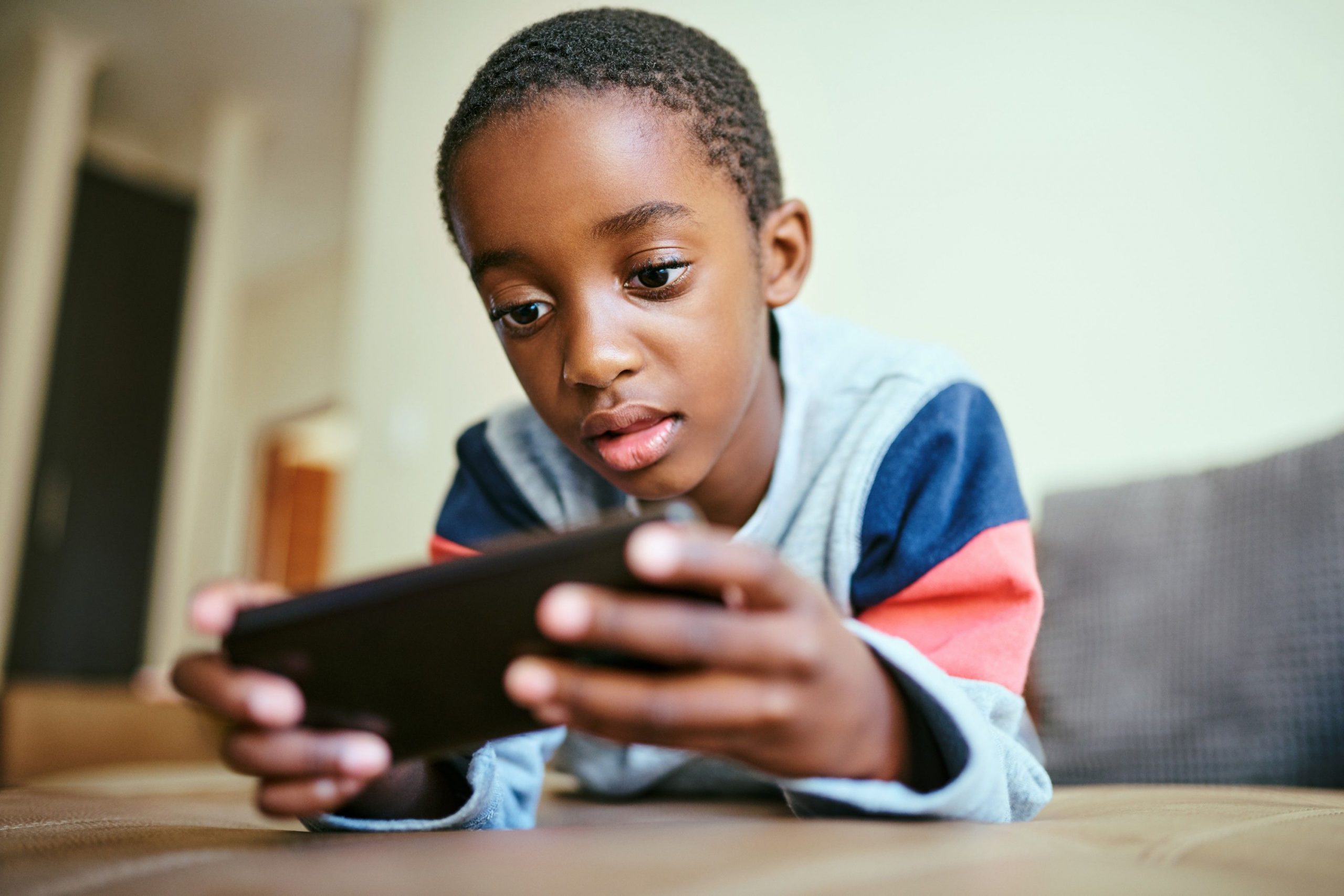 Uso do Smartphone na Infância Gera Consequências na Saúde Mental na Vida Adulta, diz pesquisa