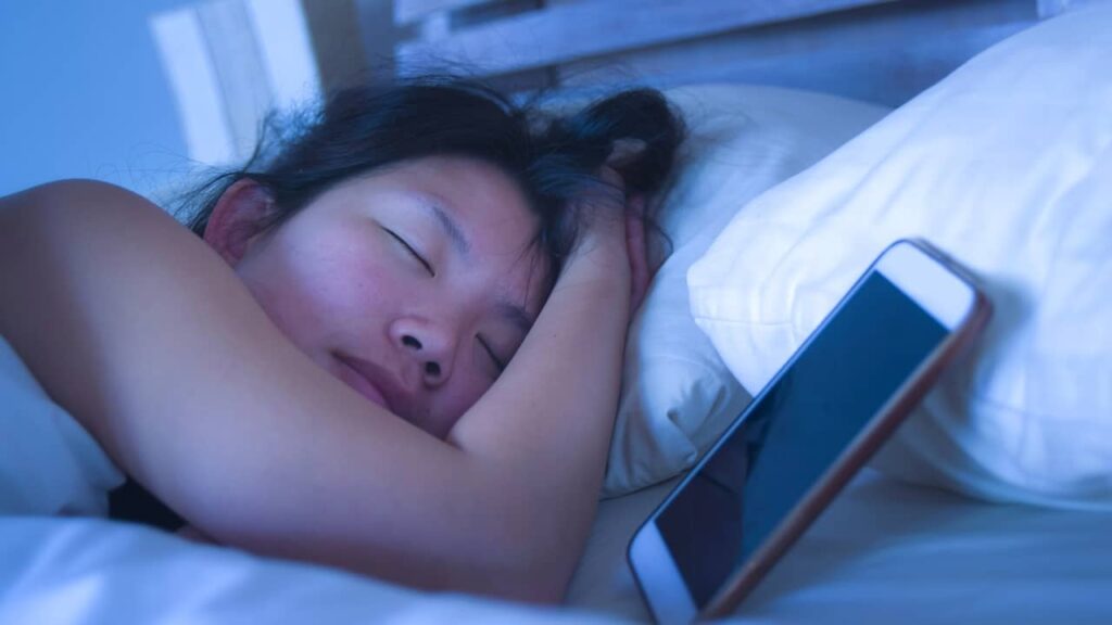 É realmente perigoso dormir com o celular perto da cabeça?