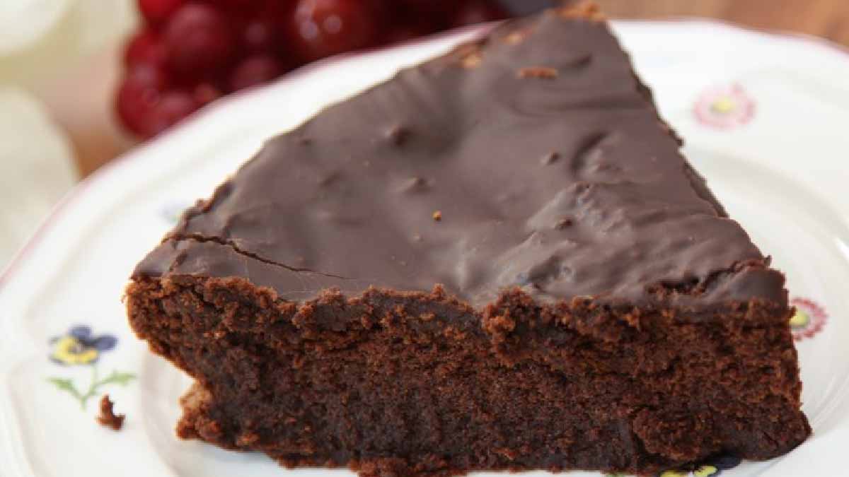 Receita do lindo bolo de chocolate com 3 ingredientes e em 5 minutos; crianças adoram!