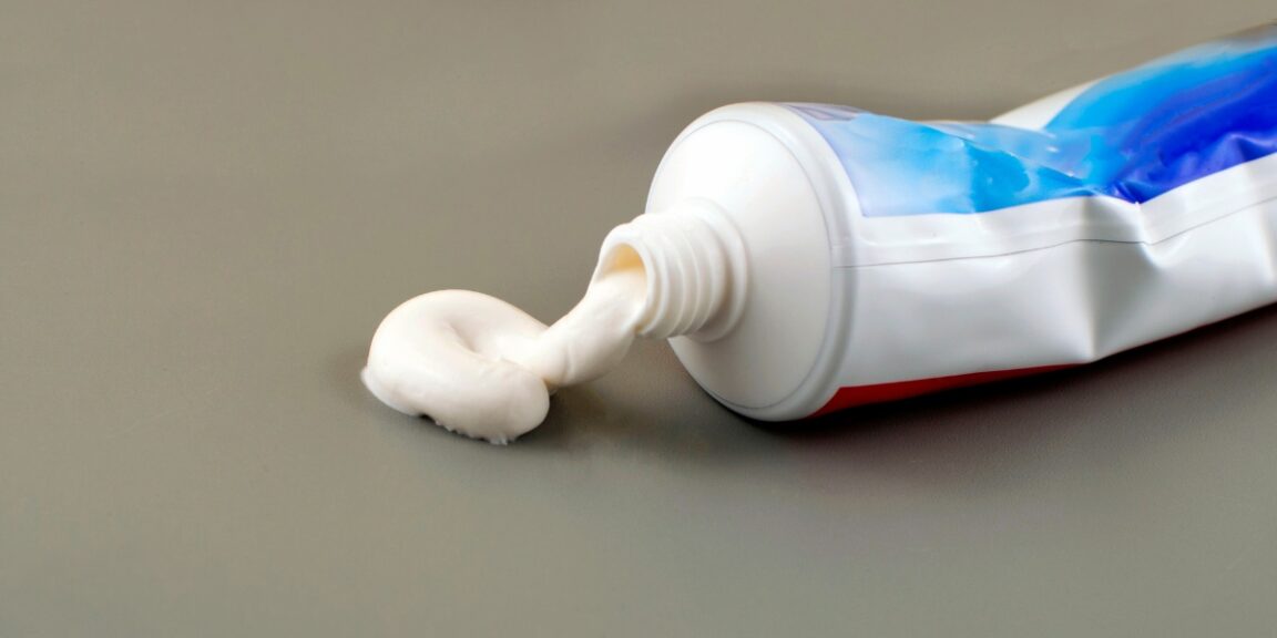 Como usar pasta de dente para limpar e dar brilho aos seus objetos do dia a dia?