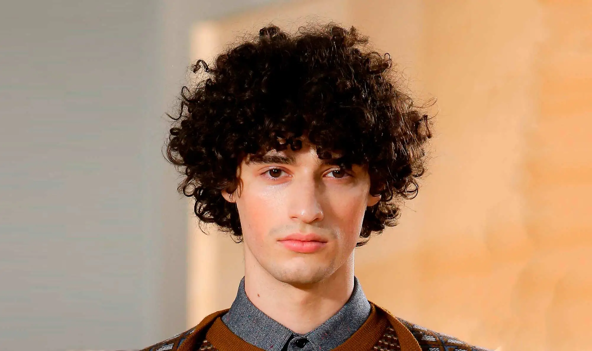 60 modelos de cortes de cabelo cacheado masculino para 2023