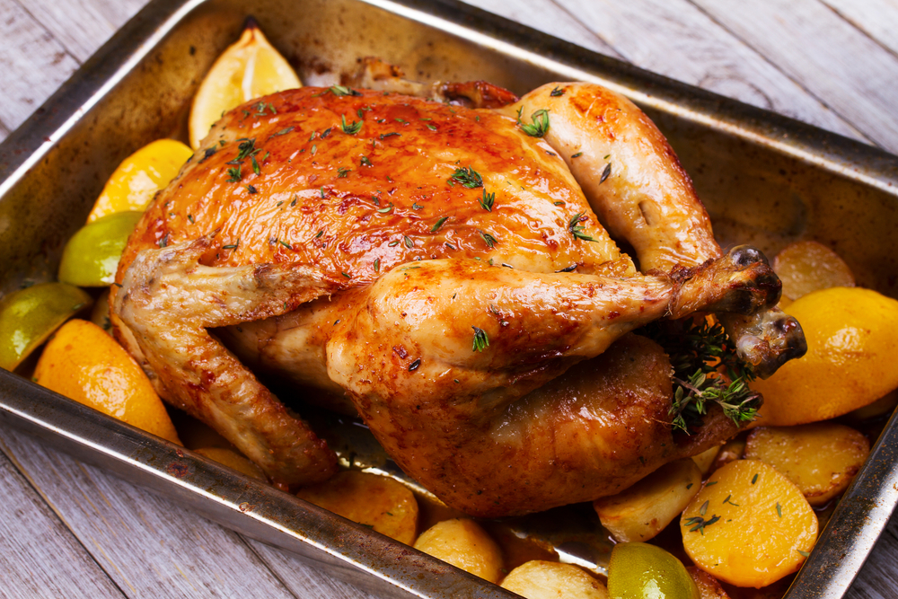 Como dourar um frango no forno?