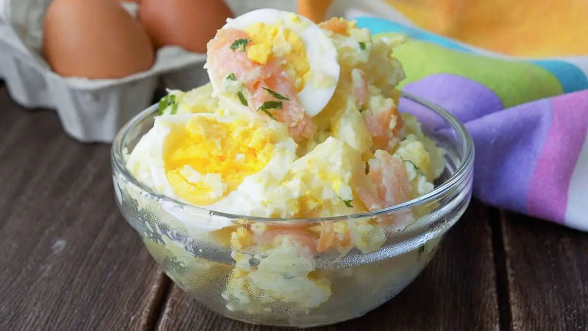 Salada de batata com ovos cozidos e suculento salmão fumado