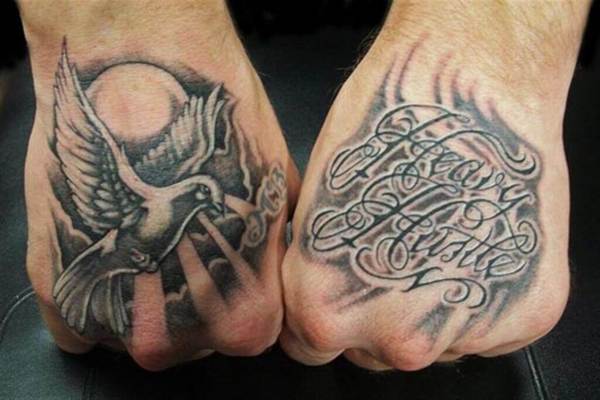 TATUAGEM ESCRITA NA MÃO – tatuagem escrita na mão masculina. 