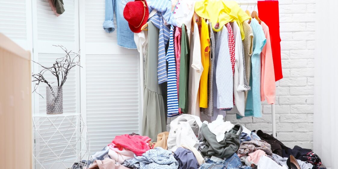 Que roupas você deve manter no armário?