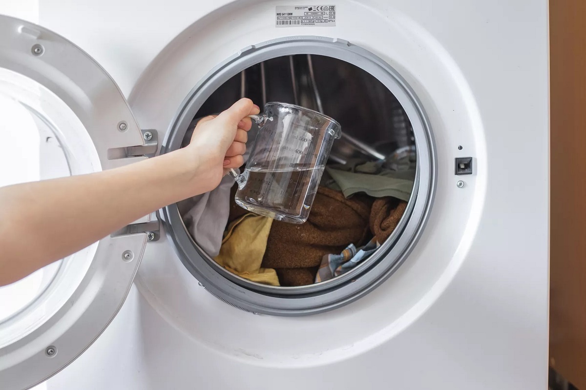 8 utilidades do vinagre na hora de lavar roupa