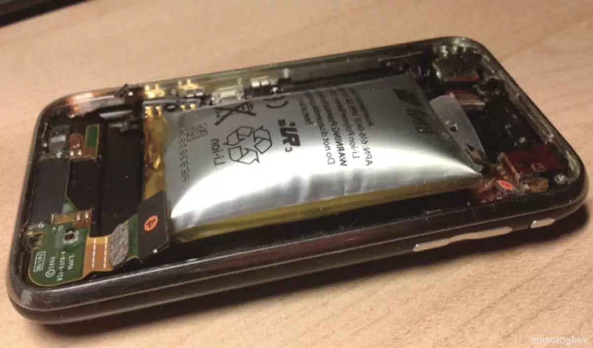 Furar a bateria inchada de um celular