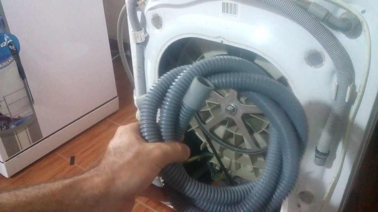 Limpeza da mangueira de escoamento da máquina de lavar