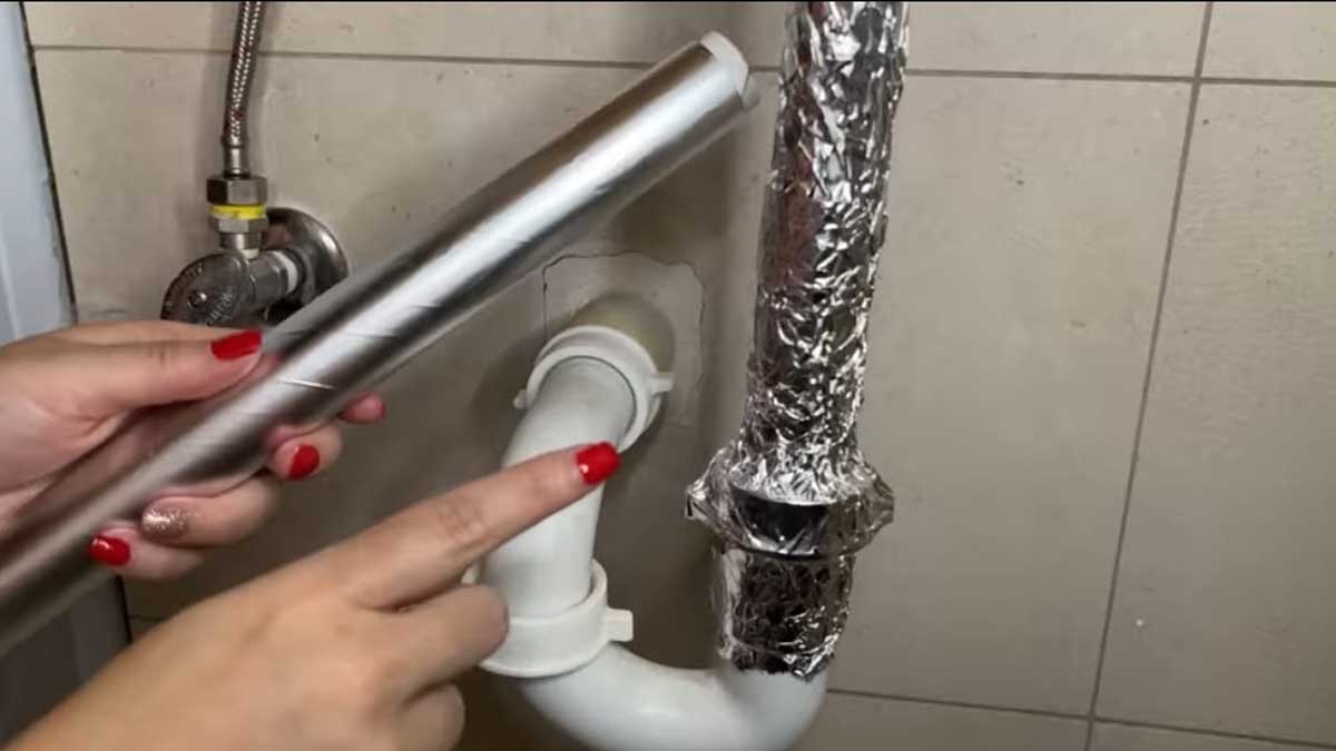 Folha de alumínio: Use-a para embrulhar o ralo do banheiro e a pia da cozinha! Economia garantida!