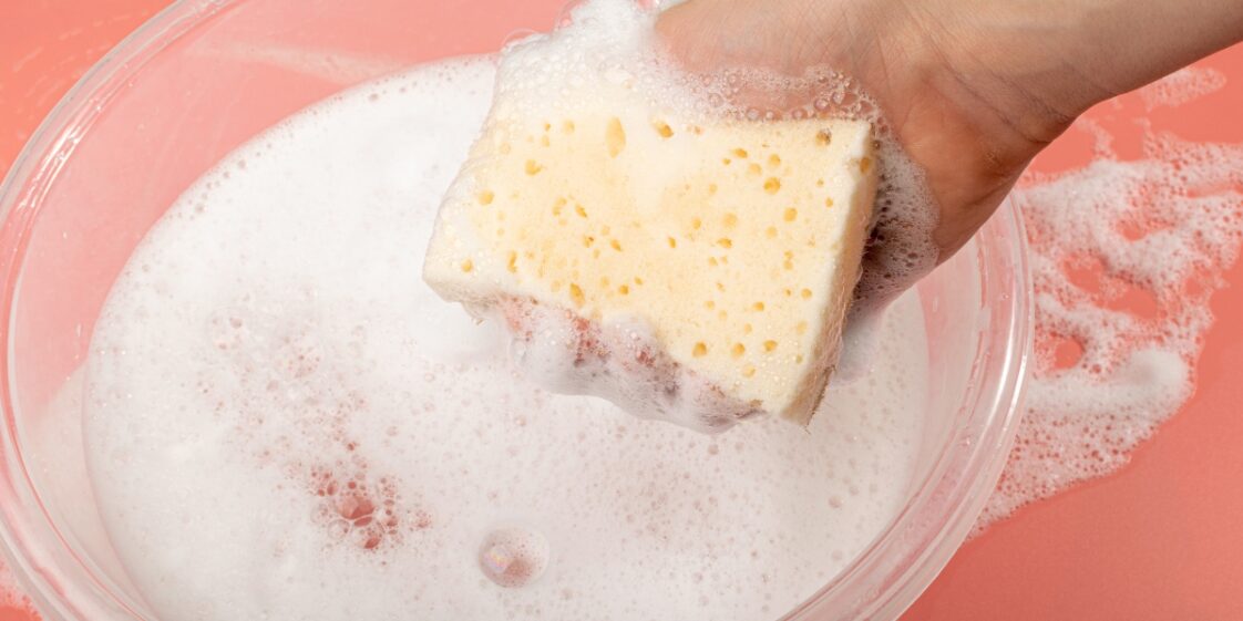 Como limpar uma esponja fedorenta de forma natural e sem esforço?