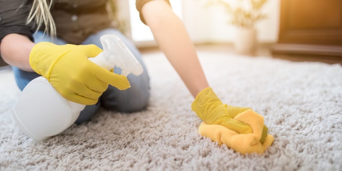 Como remover manchas teimosas dos seus tapetes?