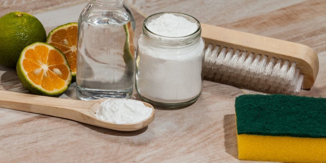 Como usar o bicarbonato de sódio para limpar a casa?