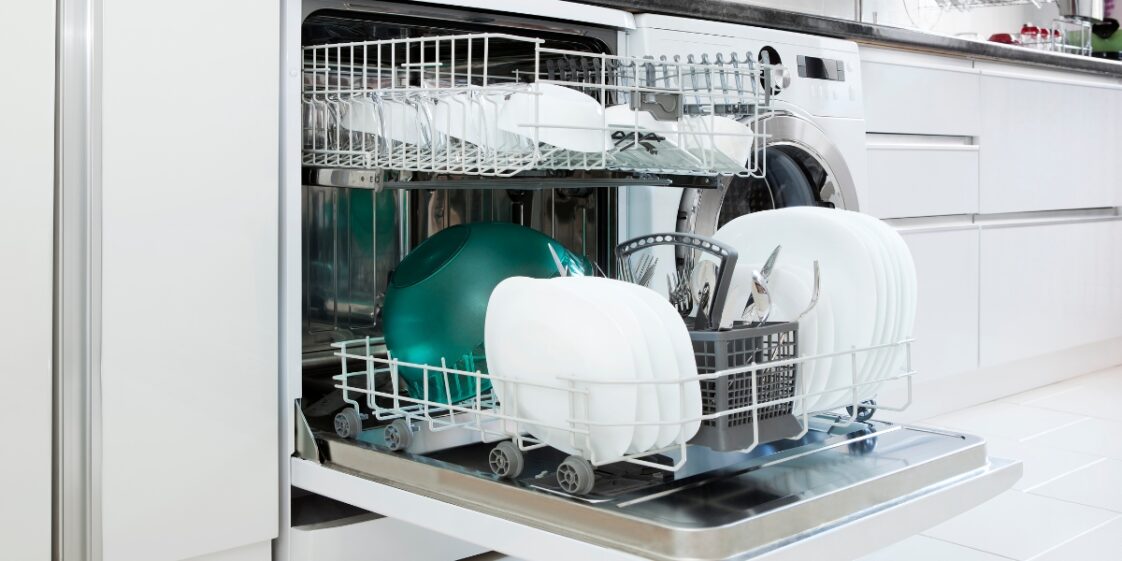 Como reduzir o consumo de água e eletricidade de uma máquina de lavar louça?