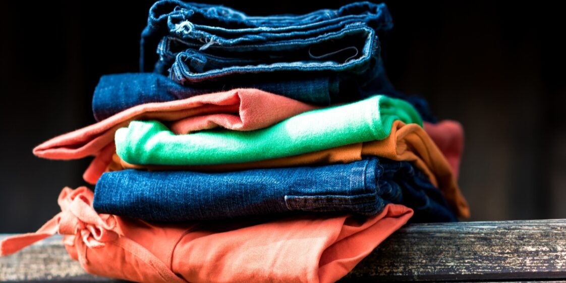 Como remover manchas de mofo das roupas naturalmente?