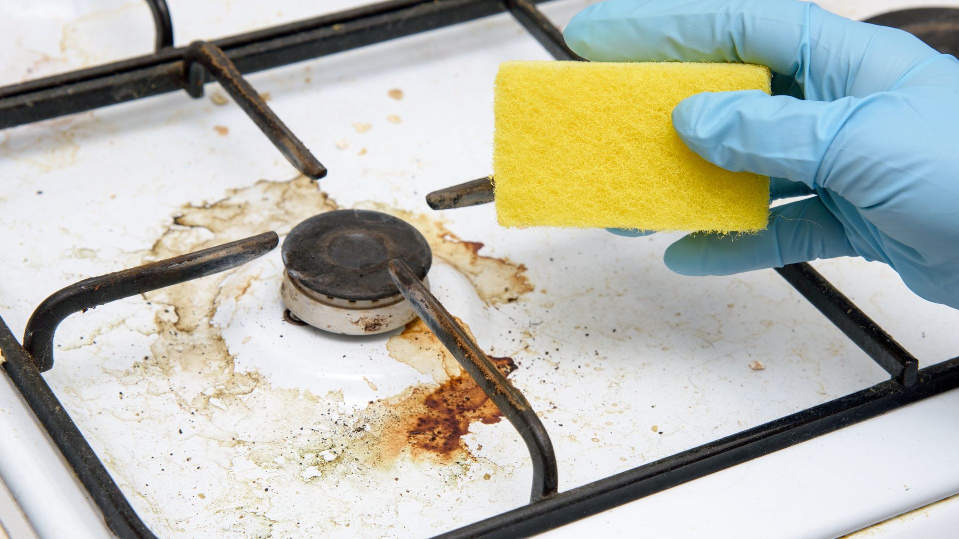 A arte de limpar grelhas de fogão