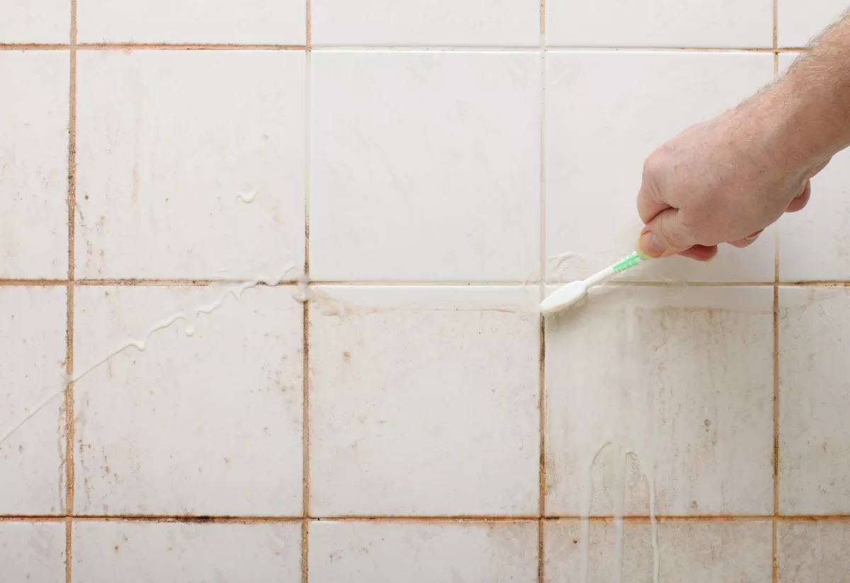 Desvendando os melhores truques para limpar o rejunte do banheiro