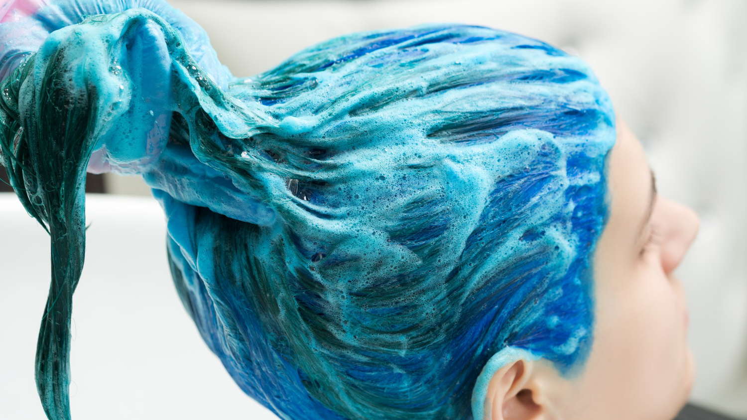 Como descolorir a tintura azul do cabelo?