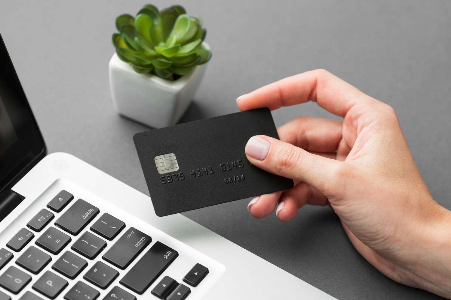 Veja por que é melhor usar o cartão de crédito virtual nessa Black Friday