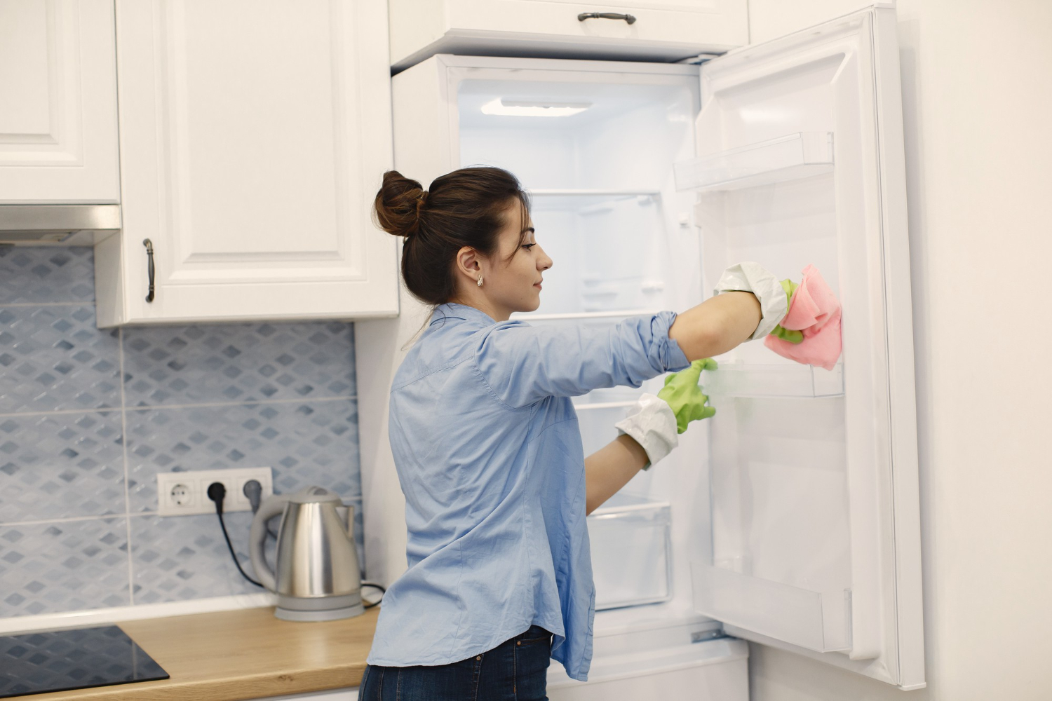 Veja agora métodos caseiros que vão te ajudar a tirar o amarelado da geladeira