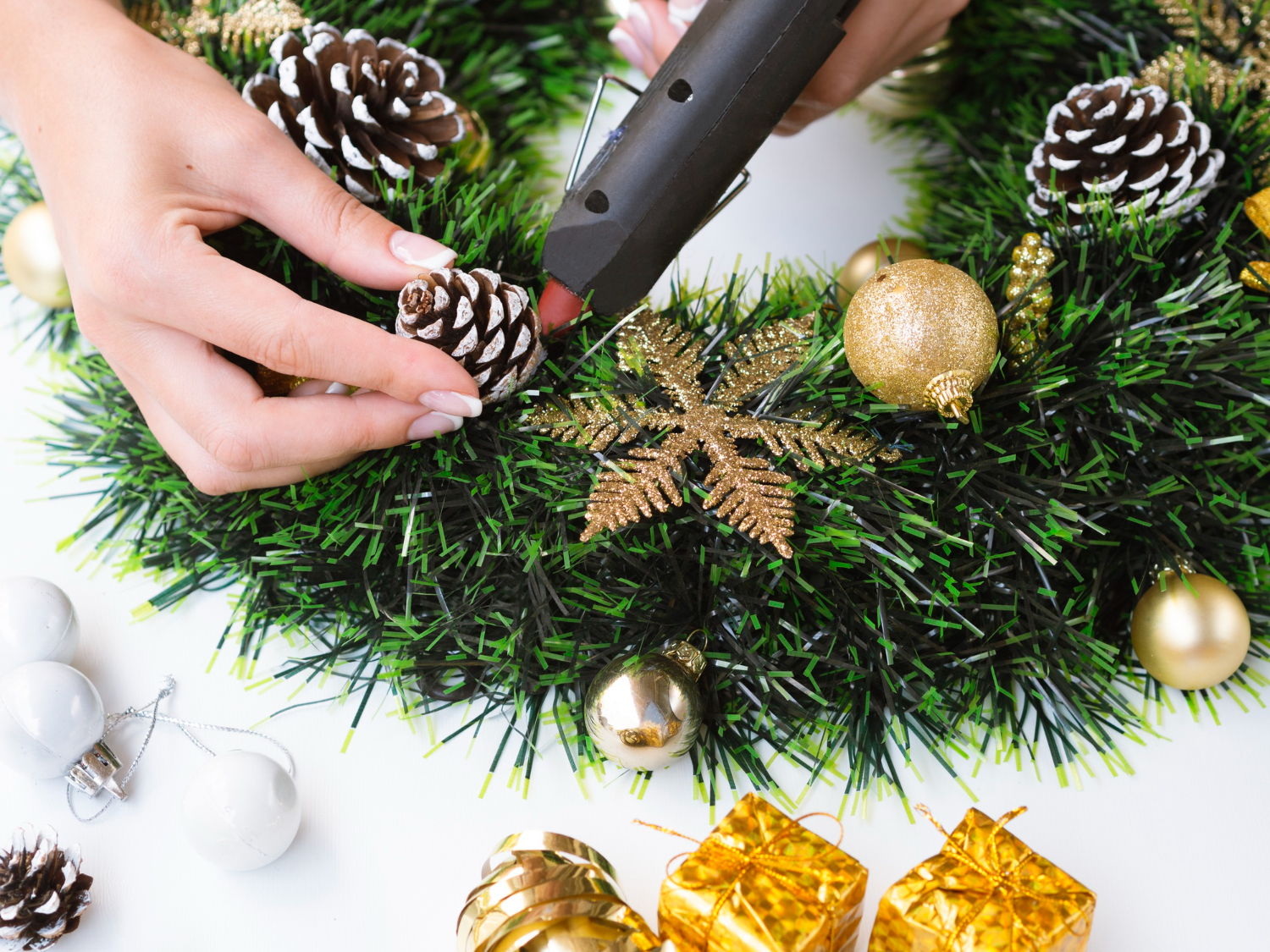 25 ótimas ideias de decoração de Natal com pinhas fáceis e baratas
