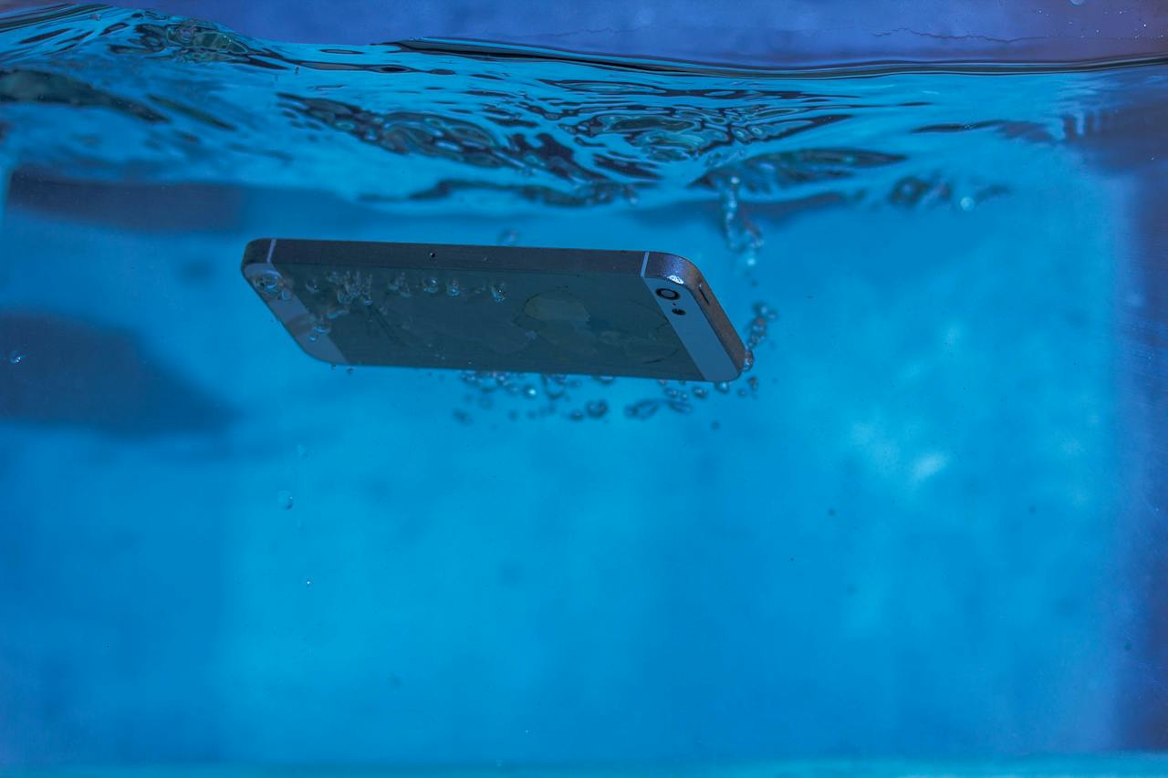 Conheça os iPhones da antiga e nova geração que são resistentes a água