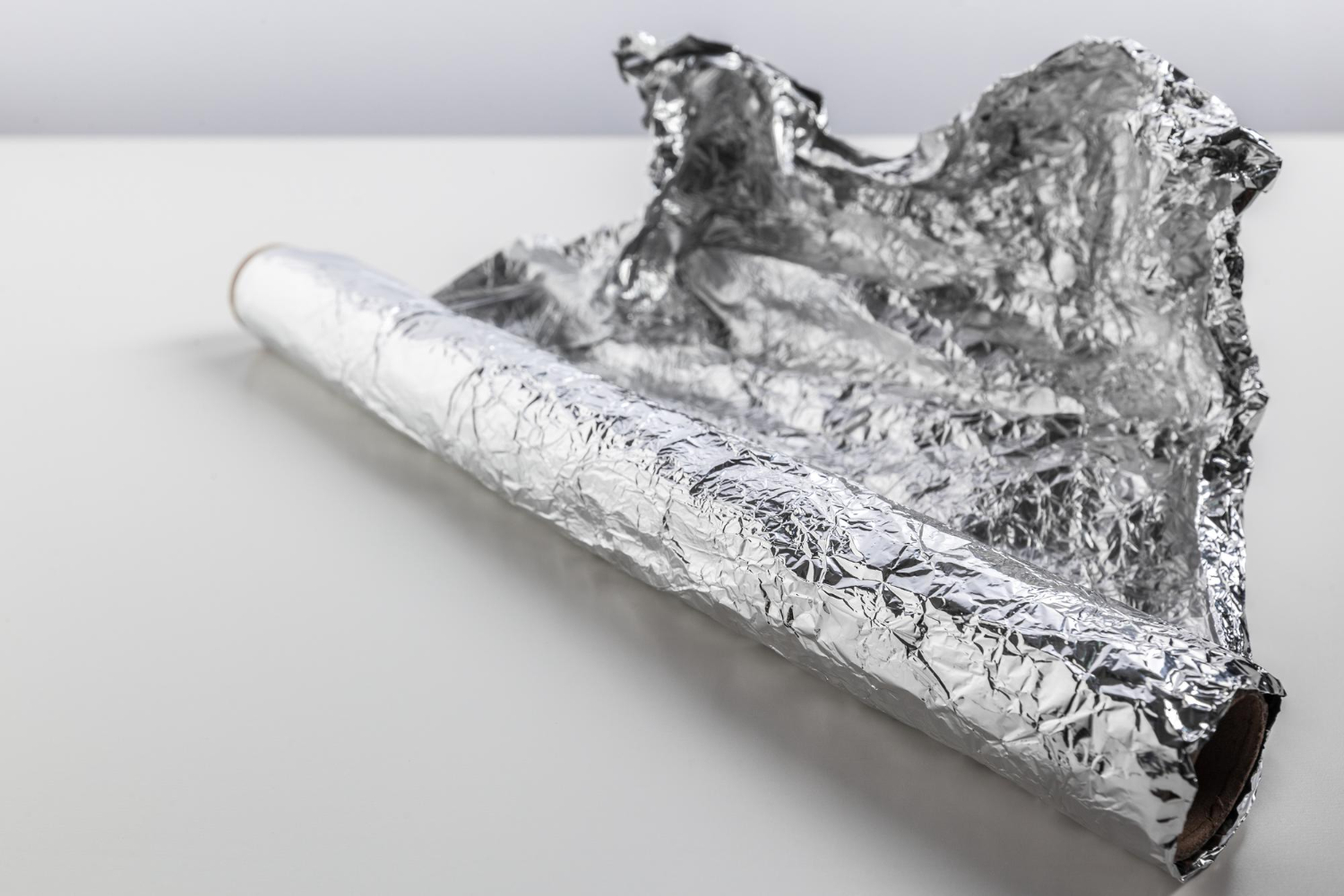 Por que as pessoas estão colocando papel alumínio em água fervente