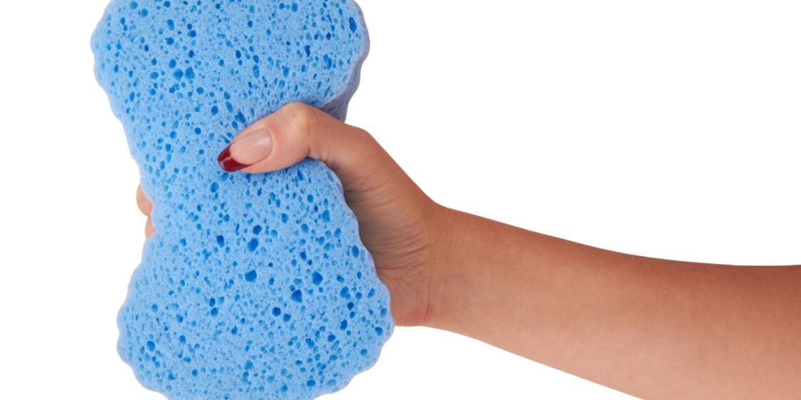 Sua esponja é um terreno fértil para bactérias: dicas essenciais para limpar suas esponjas