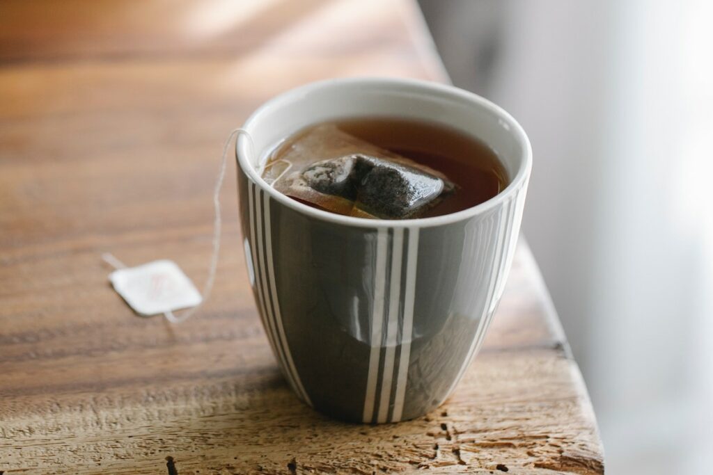 Plante o saquinho de chá para fazer seu jardim brotar