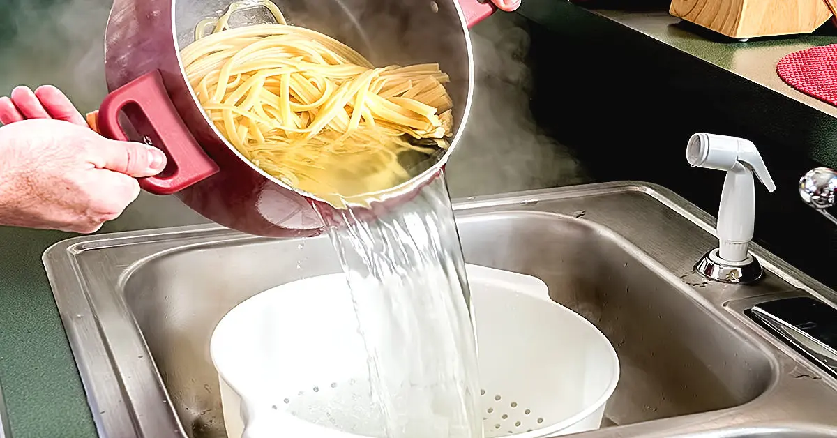 Por que é importante não jogar a água do macarrão na pia?