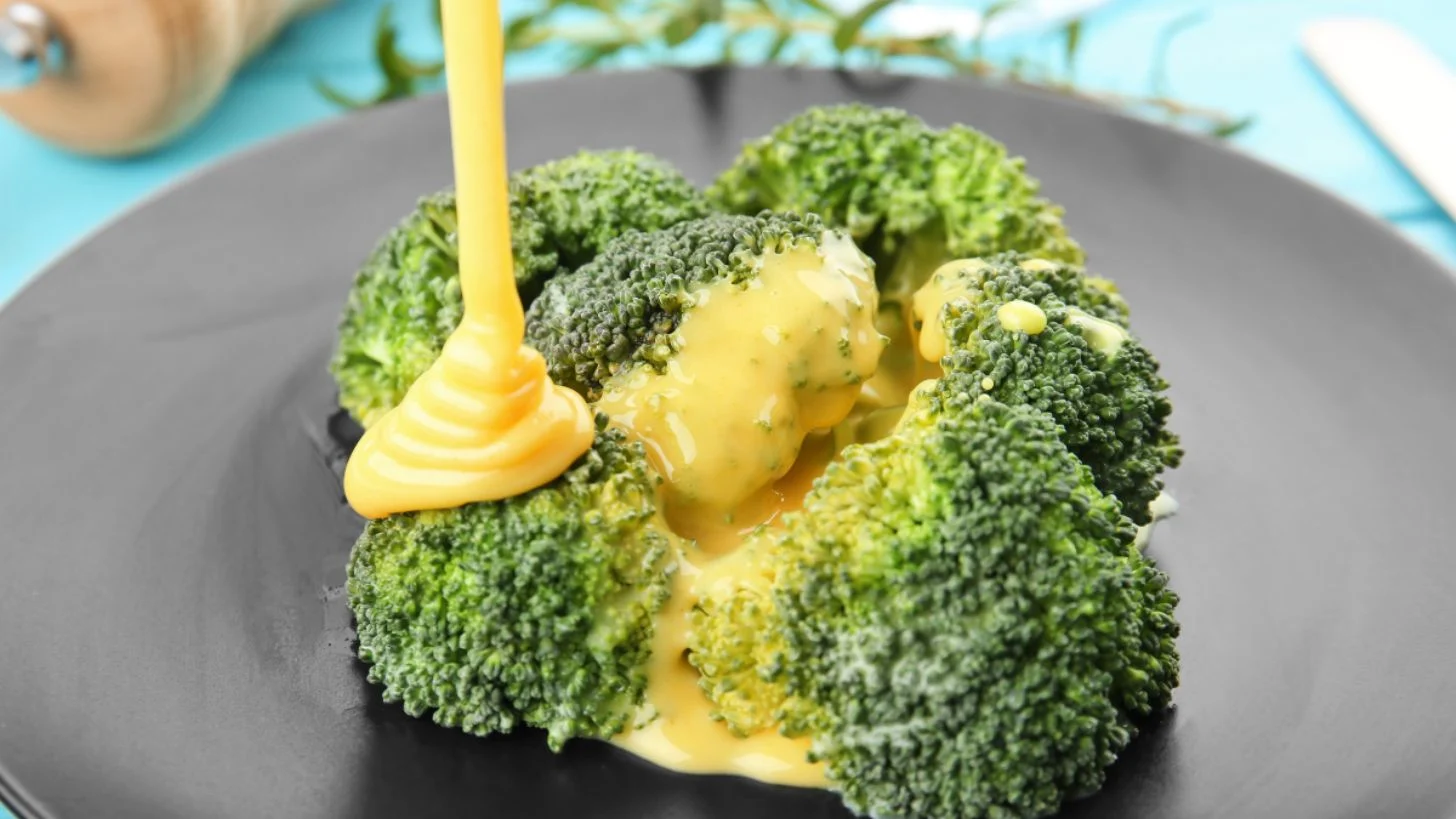 brócolis com molho de queijo. Foto: Shutterstock
