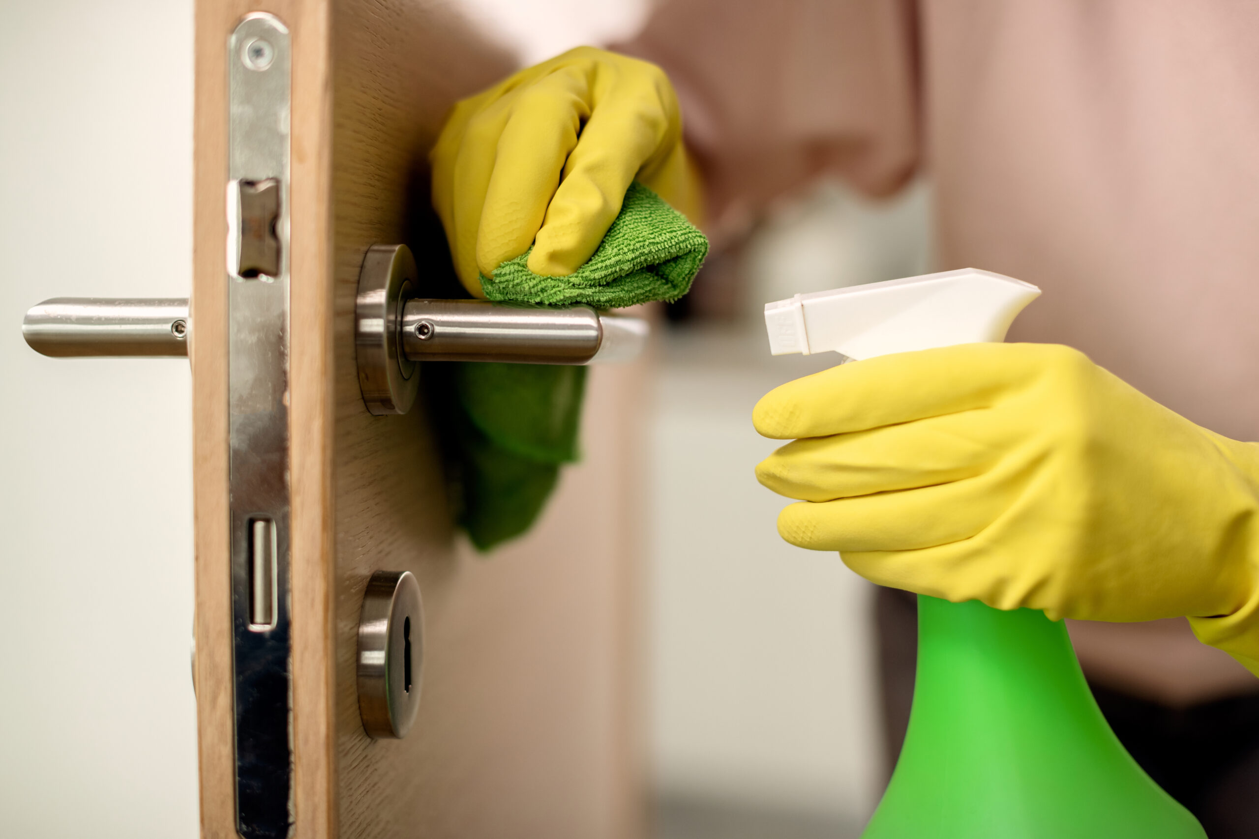 O truque eficaz para limpar a porta de casa com este ingrediente de cozinha