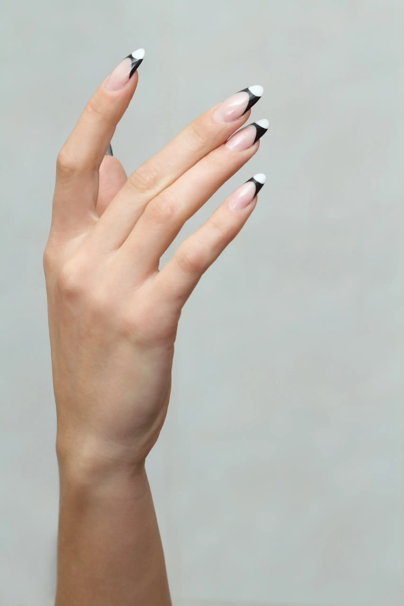 16 designs de unhas em preto e branco para uma manicure moderna