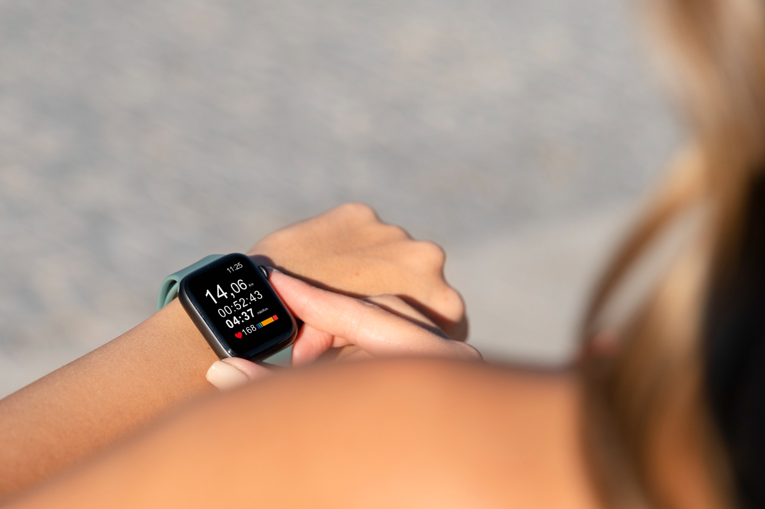 A Apple lançou um alerta enfático, destacando os potenciais riscos associados ao uso de carregadores falsos para seus populares relógios inteligentes, o Apple Watch
