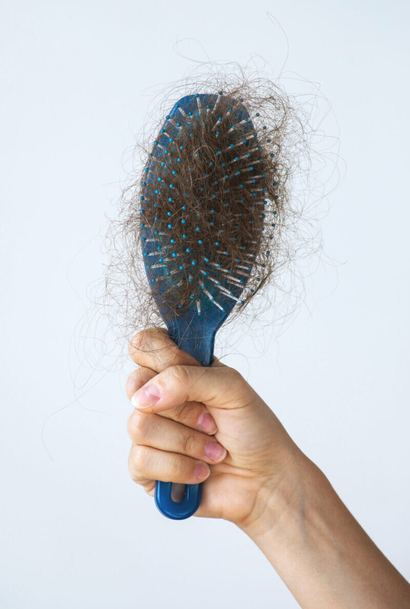 Como remover os pelos acumulados na escova de cabelo?