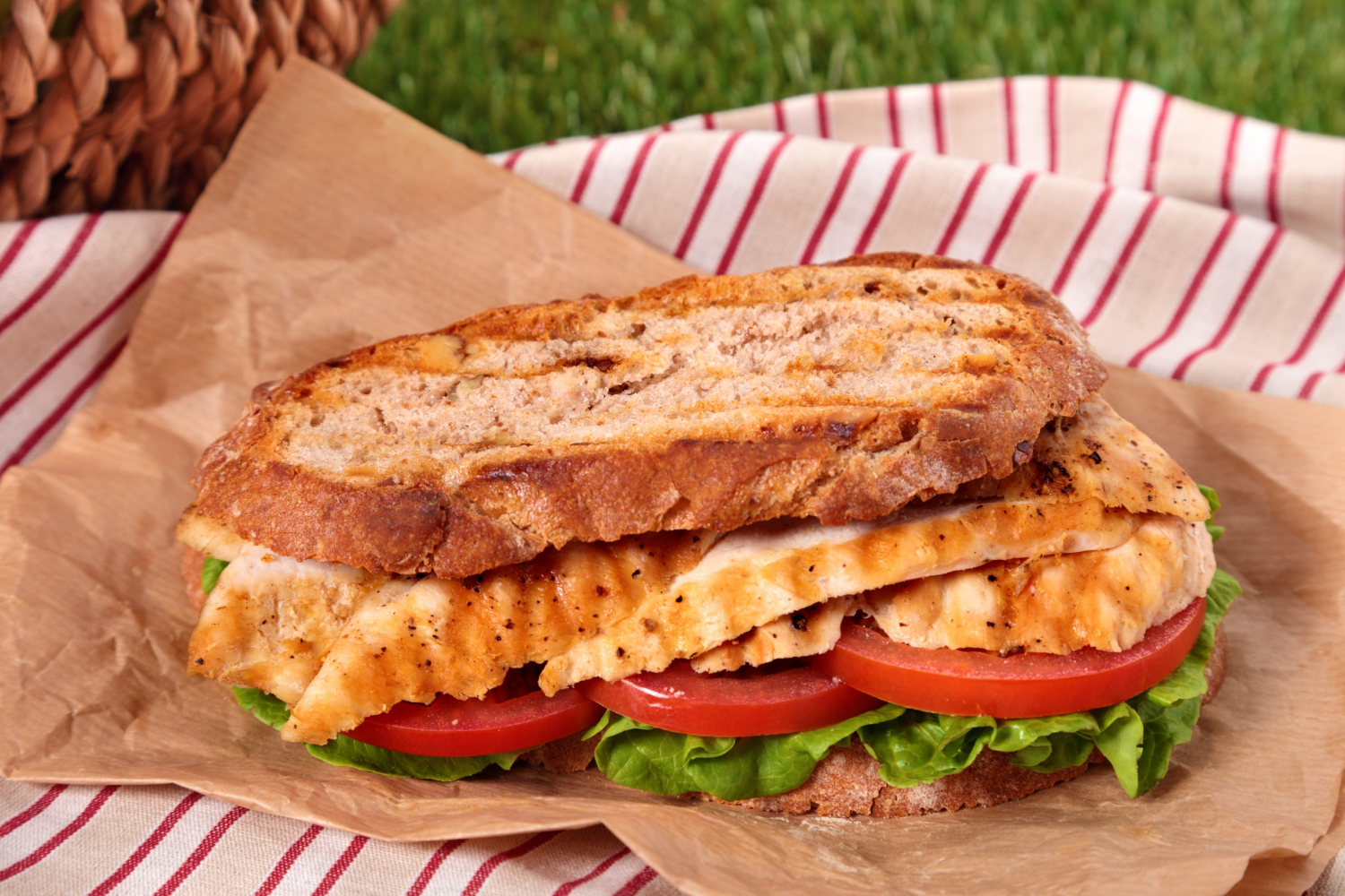 Saboreie um sanduíche nutritivo e delicioso de frango e passas