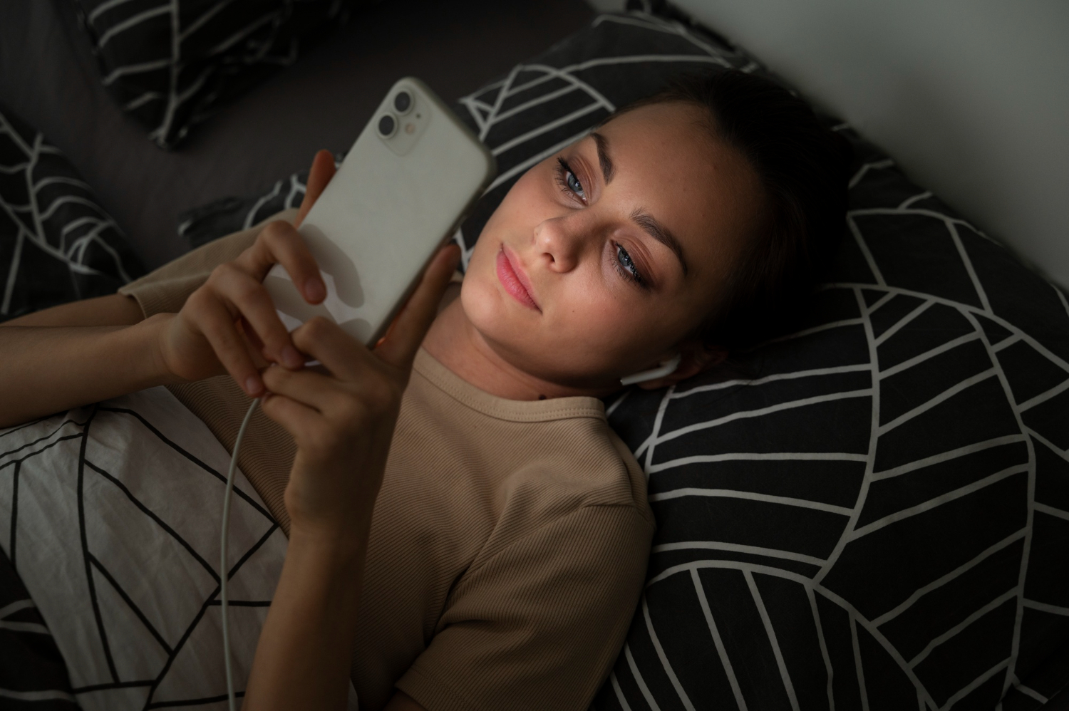 Descubra quais os perigos de dormir com o celular