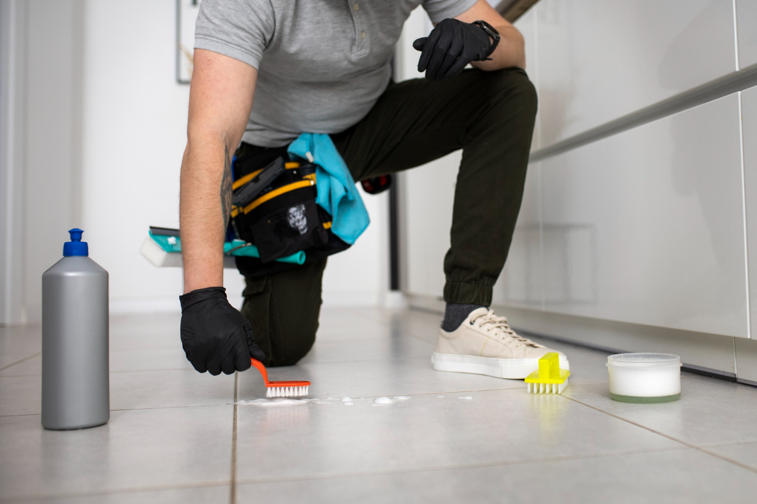 Essa dica caseira vai te ajudar a limpar o piso do banheiro de forma fácil