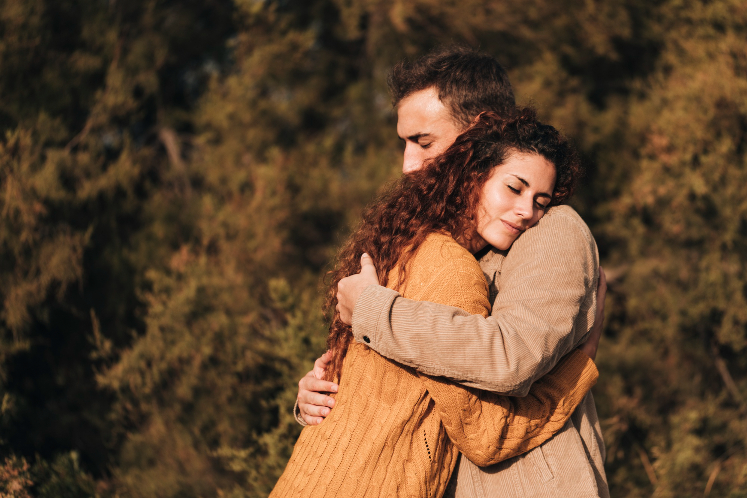 Tipos de abraços e o que eles dizem sobre o seu relacionamento