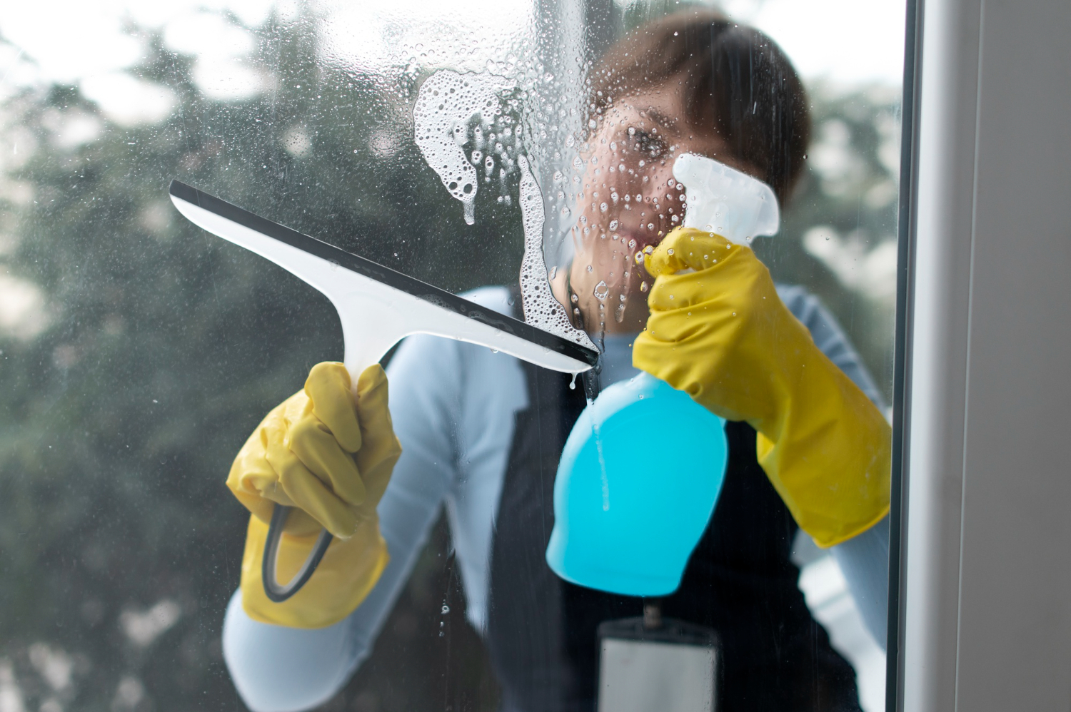 Aprenda o truque que vai te ajuda a limpar suas janelas de vidro