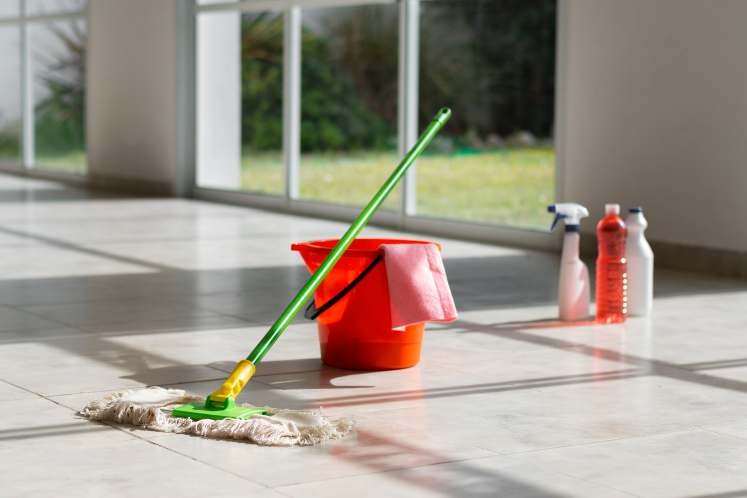 Aprenda a fazer um poderoso limpador de piso com ingredientes básicos