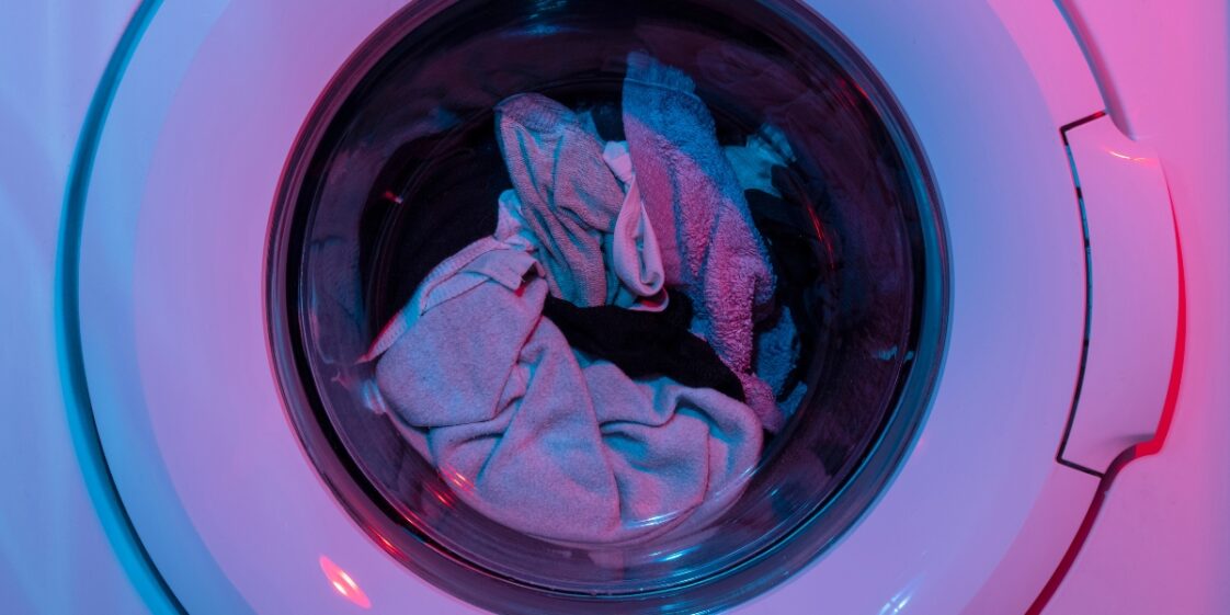 Saiba o tempo ideal para deixar a roupa na máquina de lavar e evite odores desagradáveis, mofo e bactérias. Saiba como prolongar a vida útil da sua máquina de lavar e manter suas roupas em perfeitas condições.