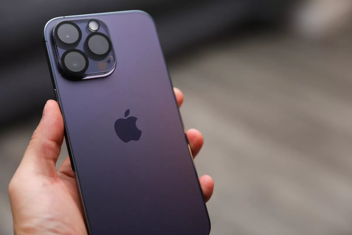 Apple confirma problema de carregamento sem fio no iPhone 15 e promete solução em breve