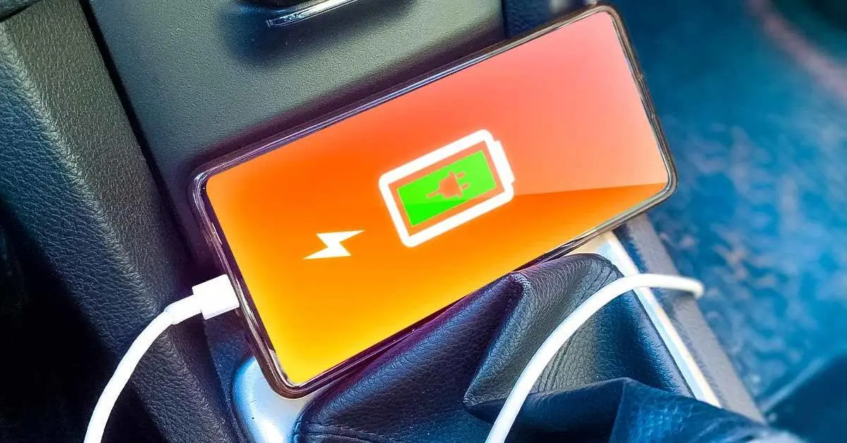 Carregar o celular no carro: é uma boa ou má ideia?