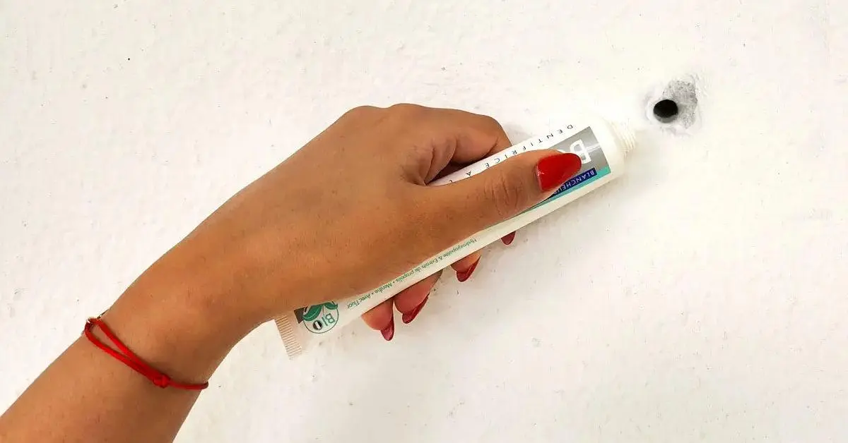 Como tapar buracos na parede com pasta de dente?