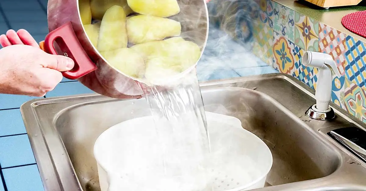 Água de cozimento da batata: 4 maneiras de reciclá-la