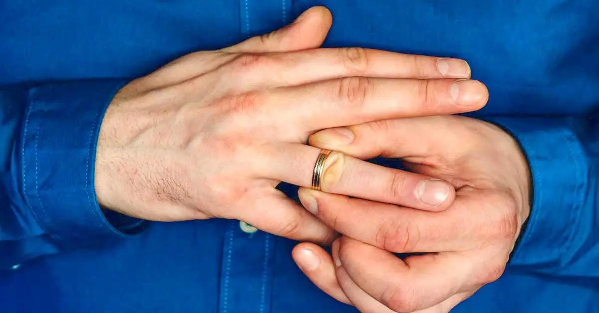 Como tirar um anel do dedo sem dor?