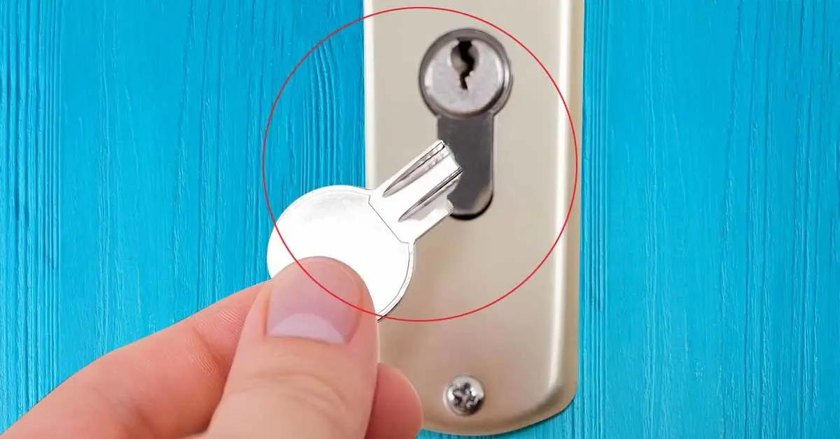 Como retirar uma chave quebrada da fechadura sem chamar um chaveiro?