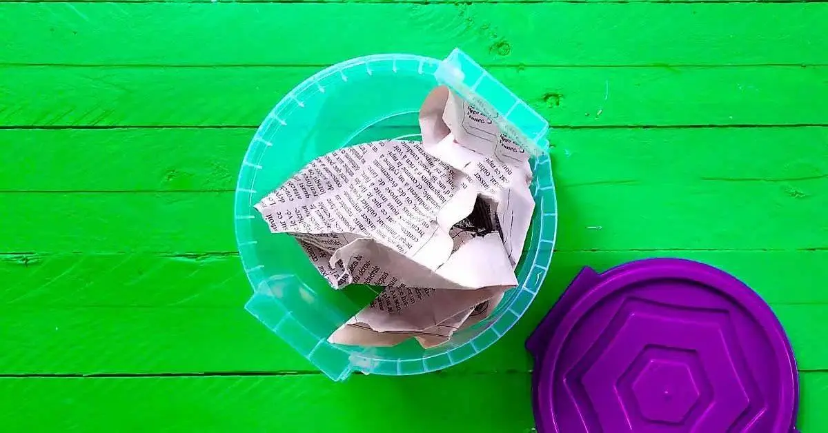 Por que temos que colocar jornais em caixas plásticas?