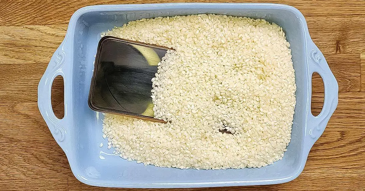 Por que você não deveria mais colocar seu celular molhado no arroz?